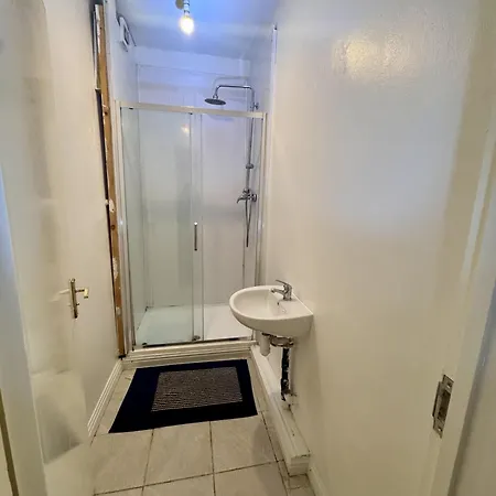 4 Bed Flat Kingswood Apartman