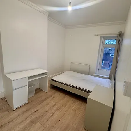 Apartman 4 Bed Flat Kingswood