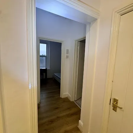 4 Bed Flat Kingswood 公寓 布里斯托