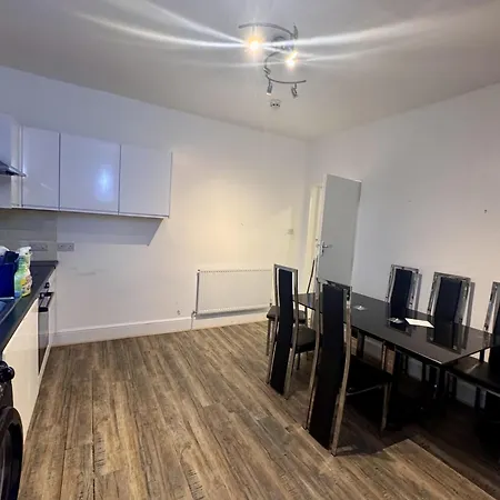 4 Bed Flat Kingswood Apartman *