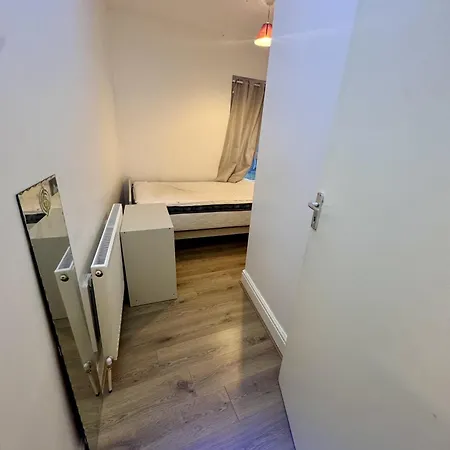 Lägenhet 4 Bed Flat Kingswood *