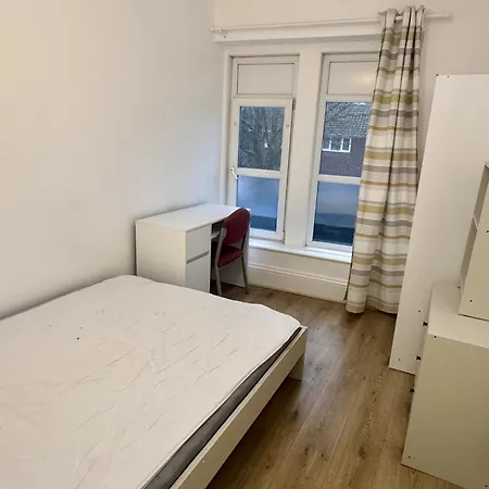 4 Bed Flat Kingswood شقة