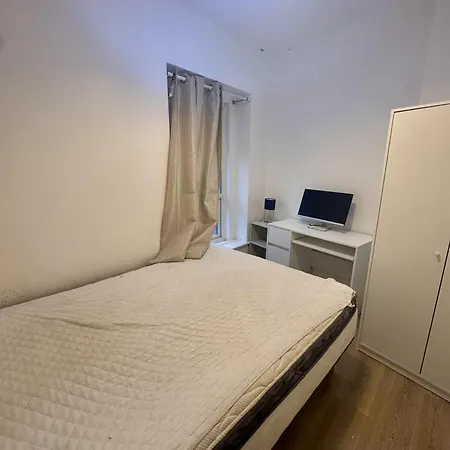 شقة 4 Bed Flat Kingswood