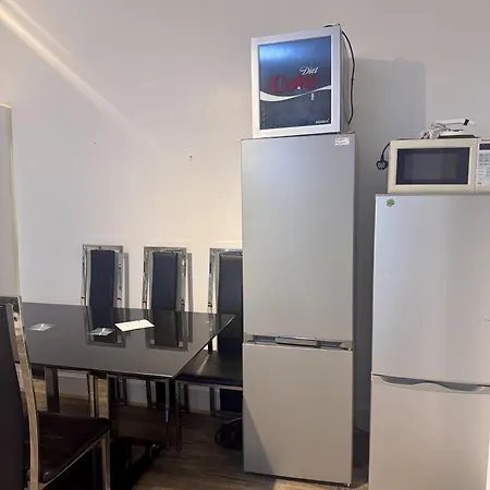 4 Bed Flat Kingswood Lägenhet *