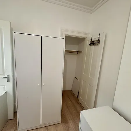 4 Bed Flat Kingswood Lägenhet