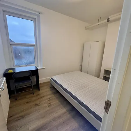 شقة 4 Bed Flat Kingswood بريستول